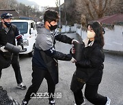 [포토]팬들에게 연탄을 나눠주는 양석환-박계범