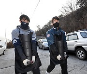 [포토]함께 연탄 나르는 두산 정철원과 곽빈