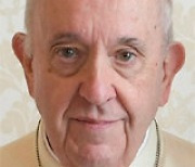 교황, 새 책 ‘우크라의 평화…’ 출간… “신의 이름 더럽혀” 우크라 전쟁 비판