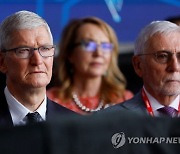 팀쿡 애플 CEO "미국서 만든 TSMC 반도체 쓰겠다"