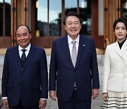 First lady asks Vietnamese president to look into Koreans’ visa problems