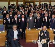 매머드급 ‘친윤모임’ 출범…71명 총출동 성황