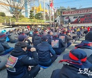 경찰 '파업불참시 응징' 문자 포항 화물연대 압수수색