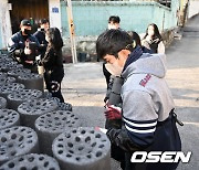 허경민,'두산 선수단 이끌고 연탄 나눔 행사 참석' [사진]