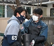 정철원-권민석,'다정하게 연탄 전달' [사진]