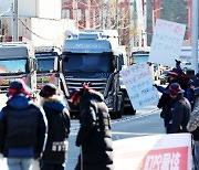 ‘선복귀 후대화’ 고수하는 정부…화물연대 파업 장기화되나