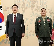 김계환 해병대사령관과 기념촬영하는 윤석열 대통령