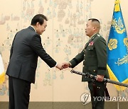 김계환 해병대사령관과 악수하는 윤석열 대통령