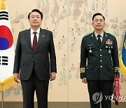 김봉수 육군 제3군단장과 기념촬영하는 윤 대통령