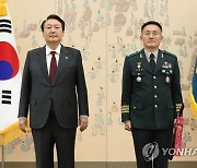 고창준 육군 수도군단장과 기념촬영하는 윤 대통령