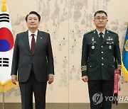 박안수 육군 제8군단장과 기념촬영하는 윤 대통령