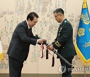 박안수 육군 제8군단장 삼정검에 수치 달아주는 윤 대통령