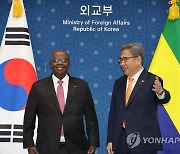 가봉 외교장관 만난 박진 장관