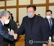 이종섭 국방부 장관과 인사하는 정진석 비상대책위원장