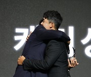 [포토]이순석,김비오 '뜨거운 포옹으로 마무리'