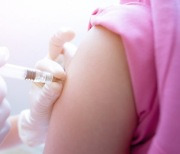 영국, 4세 이하 화이자 백신 승인…미국에도 긴급사용신청