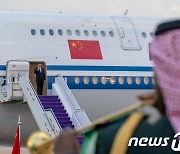 시진핑, 사우디 도착…中 "중-아랍 정상회담, 역사상 최대 이정표 될 것"(상보)