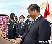 中 시진핑, 사우디 순방…파이살 빈 반다르 왕자 영접받아