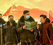 북한 농장원들에게 '과학 농사' 독려하는 일꾼