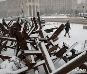 러시아, 우크라 전력망에 1000기 미사일 또 공격…겨울 '비상'