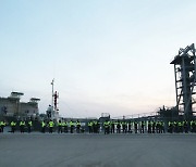 시멘트 운반선 지키는 경찰