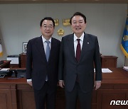 정영환 법학교수회장과 기념촬영하는 윤 대통령