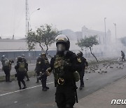 [포토] '페루 대통령 탄핵' 시위대-경찰 충돌