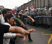 페루 대통령 탄핵…경찰과 충돌한 지지자들