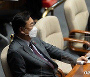 국회 본회의 참석한 정진석 비대위원장