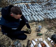 러시아가 퍼부은 미사일 조사하는 우크라 檢