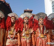 수확기 끝나 전통축제 연 네팔 주민들