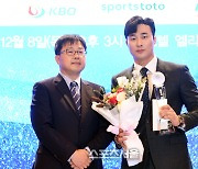 [포토]올해의상 특별상 수상하는 김하성