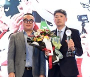 [포토]SSG 김원형 감독, 스포츠서울 올해의 상 감독상 수상