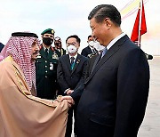 사우디, 中 시진핑에 에너지·IT·물류 등 투자협정 34건  ‘통큰 선물’