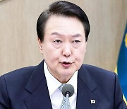 尹 지지율 5개월만에 40%대…화물파업 대응뒤 9.1%p 뛰었다 [여론조사공정]