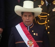 ‘시골 교사’ 출신 좌파 페루 대통령 16개월만에 탄핵···바람 잘 날 없는 페루 정치