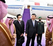 美 보란듯…시진핑 “中·아랍 운명공동체”, 사우디는 전투기 띄워 ‘특별 의전’