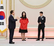 국가대표팀 친필 사인 유니폼 선물 받은 윤석열 대통령 부부