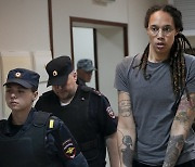 러시아 억류 미 여자 농구선수 그라이너 석방…러시아인 무기상과 교환