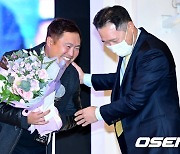 '올해의 코치' 삼성 박한이 코치, '박진만 감독의 따뜻한 축하 받으며' [사진]