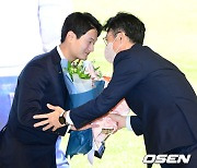 '올해의 아마추어상' 한화 김서현, '손혁 단장의 축하 받으며' [사진]