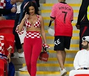 크로아티아 ‘노출’ 女관객 월드컵 경기장 등장에 카타르 남성들 시선 집중