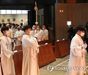 입당 행렬 시작하는 천주교 사제단