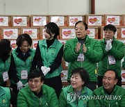 자원봉사자들과 기념촬영하는 김건희 여사