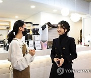 자립준비청년 창업자들과 대화하는 김건희 여사