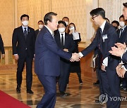 축구 국가대표팀 환영만찬 참석하는 윤 대통령