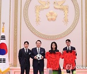 손흥민·이강인 선수에게서 축구공과 유니폼 선물받은 윤 대통령 부부