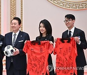 손흥민·이강인 선수에게서 축구공과 유니폼 선물받은 윤 대통령 부부