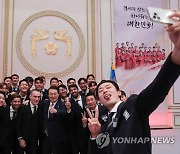 기념촬영하는 윤 대통령과  축구대표팀