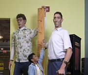 World's Tallest Man Visits Ripley's Believe It or Not
